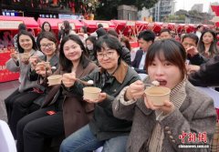 （新春走基层）300多名港澳台侨青年成都庆元宵 品味节庆文化“大餐”